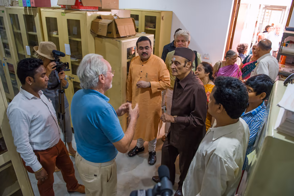 1.2 Gilles (in blue shirt) in discussion with Governing Board members Dr. Karan Singh, Dr. Anirban Ganguly and Dr