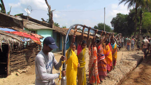 Installing a solar pumping system in Gobada village, Orissa