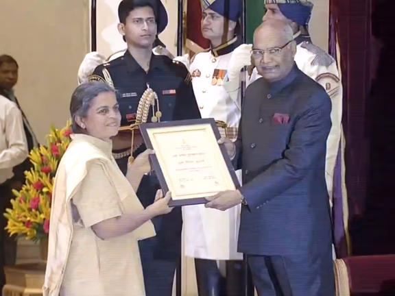 The President of India gives the award to Deepika Kundaji