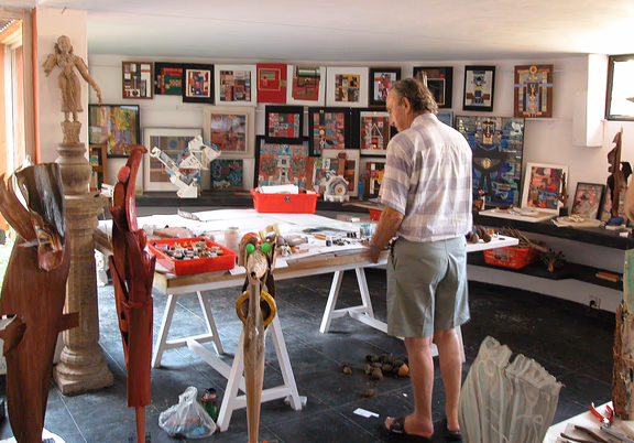 Roger in his studio in Auromodѐle